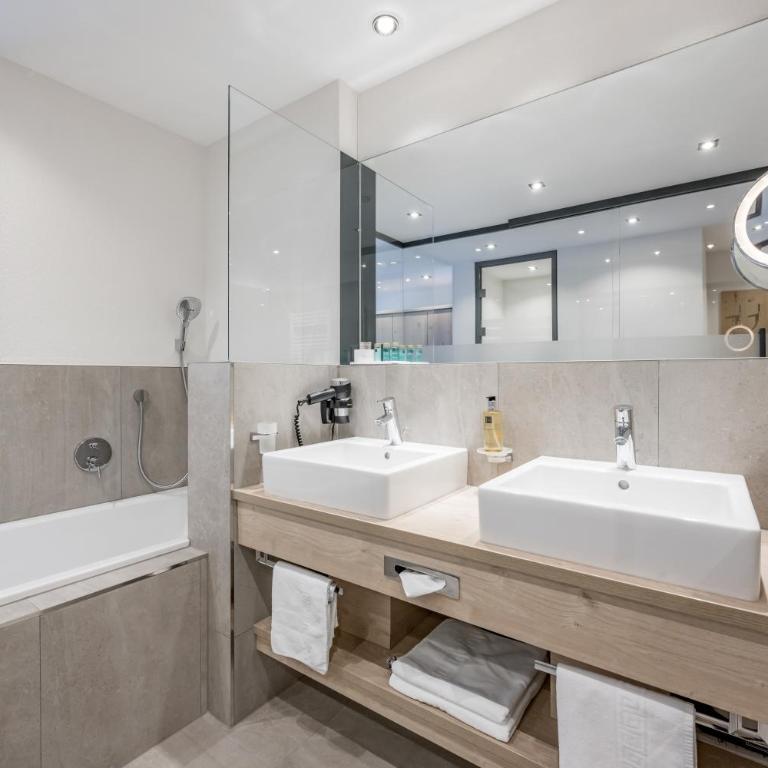 Hotel Garni Christine - Deluxe Doppelzimmer mit Balkon - 8