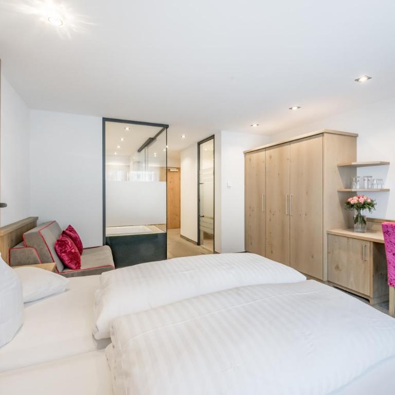 Hotel Garni Christine - Deluxe Doppelzimmer mit Balkon - 10