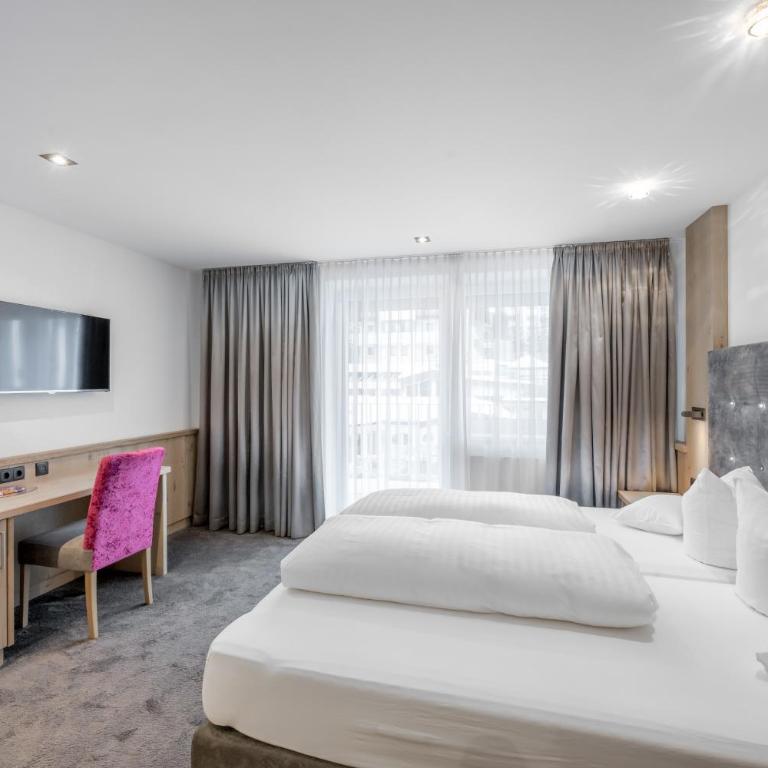 Hotel Garni Christine - Deluxe Doppelzimmer mit Balkon - 11