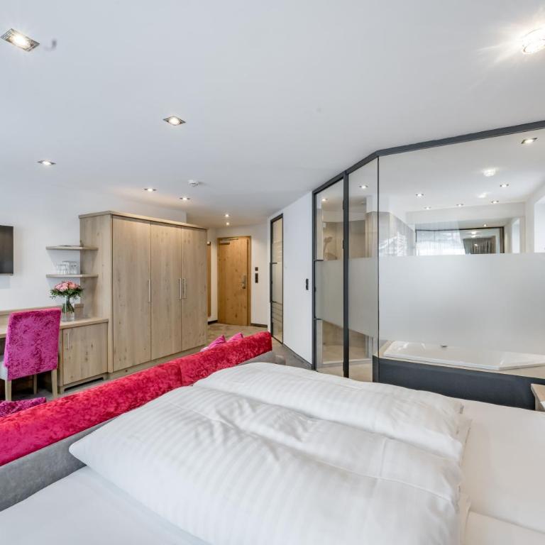Hotel Garni Christine - Deluxe Doppelzimmer mit Balkon - 13