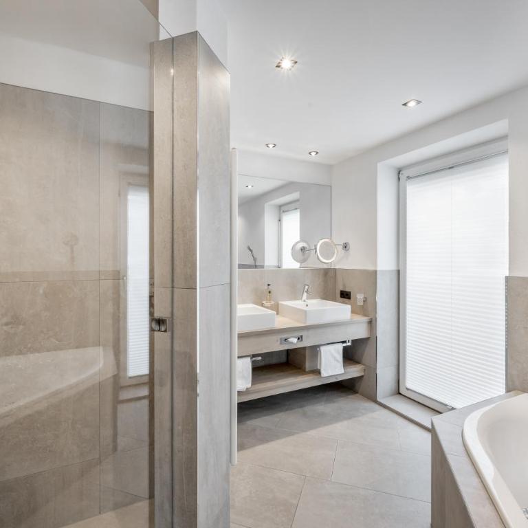 Hotel Garni Christine - Deluxe Doppelzimmer mit Balkon - 14