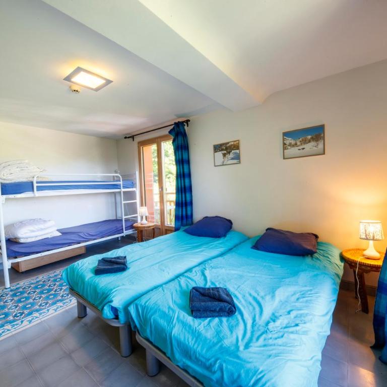Eco-hôtel et Yourtes du Mercantour - Chambre Familiale avec Terrasse - 2