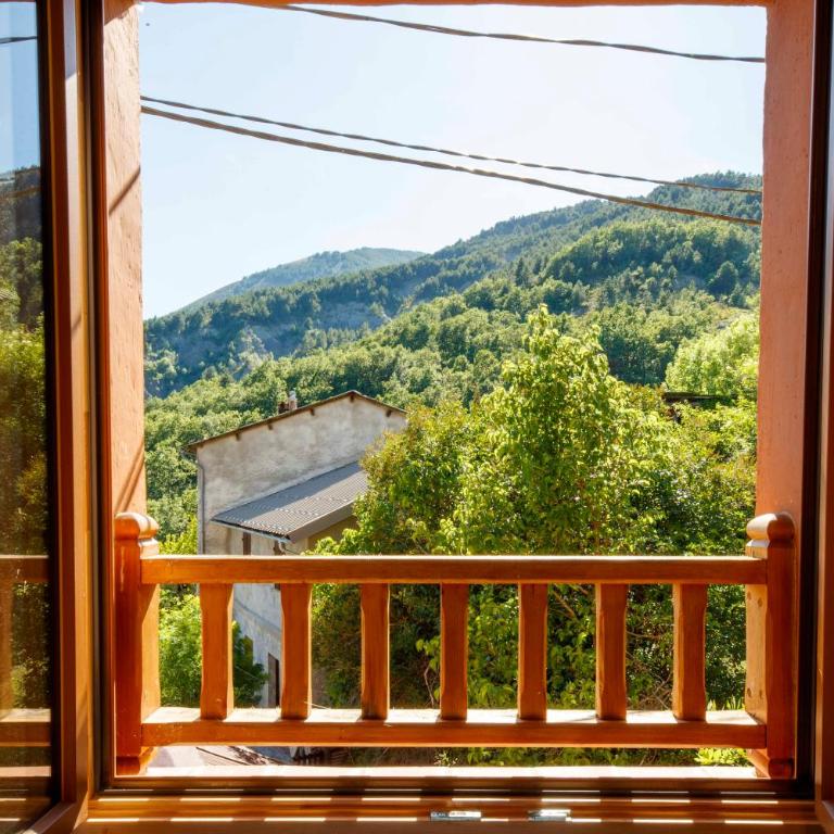 Eco-hôtel et Yourtes du Mercantour - Chambre Familiale - Vue sur Montagne - 3