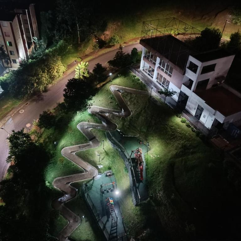 Apartamento con vistas a la ciudad (Penthouse) cerca al Estadio, al Boulevard de la 70 y la Avenida 80 (Casinos, restaurantes, malls y otros). - Apartamento de 2 dormitorios - 30