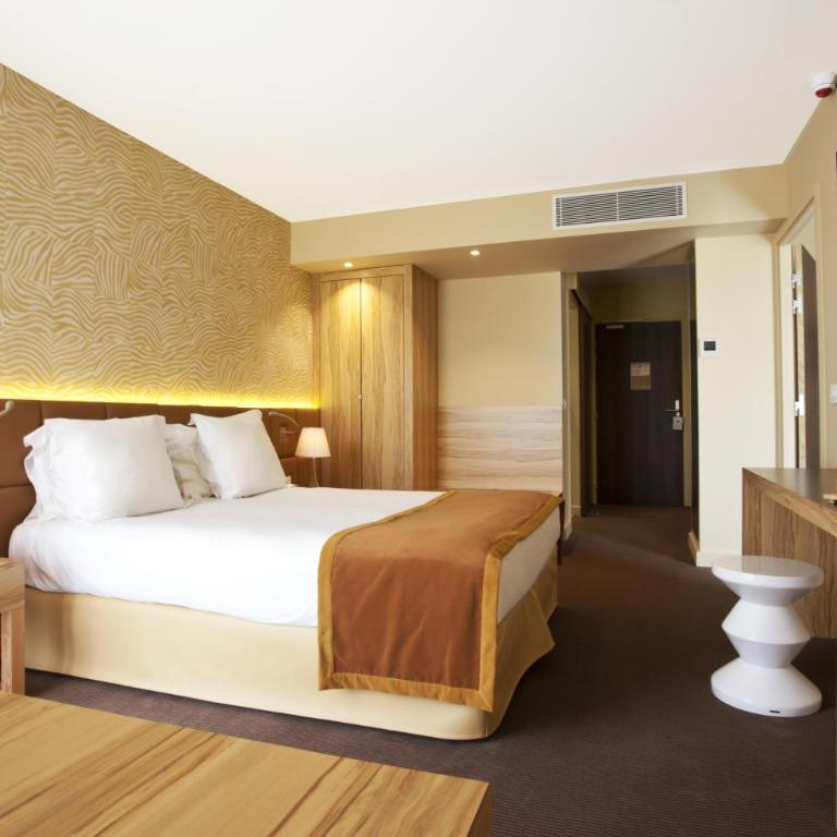 Golden Tulip Avignon Le Paradou - Chambre Lit King-Size Exécutive avec Patio Privé - 1