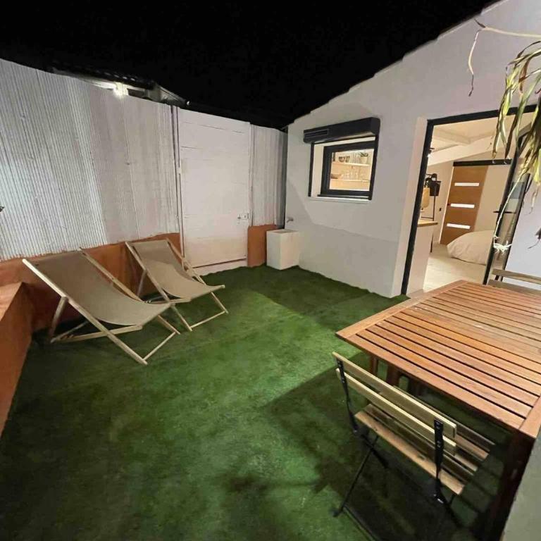 Grand studio rénové de style bohème chic, avec patio & au coeur du village - Appartement 1 Chambre - 3
