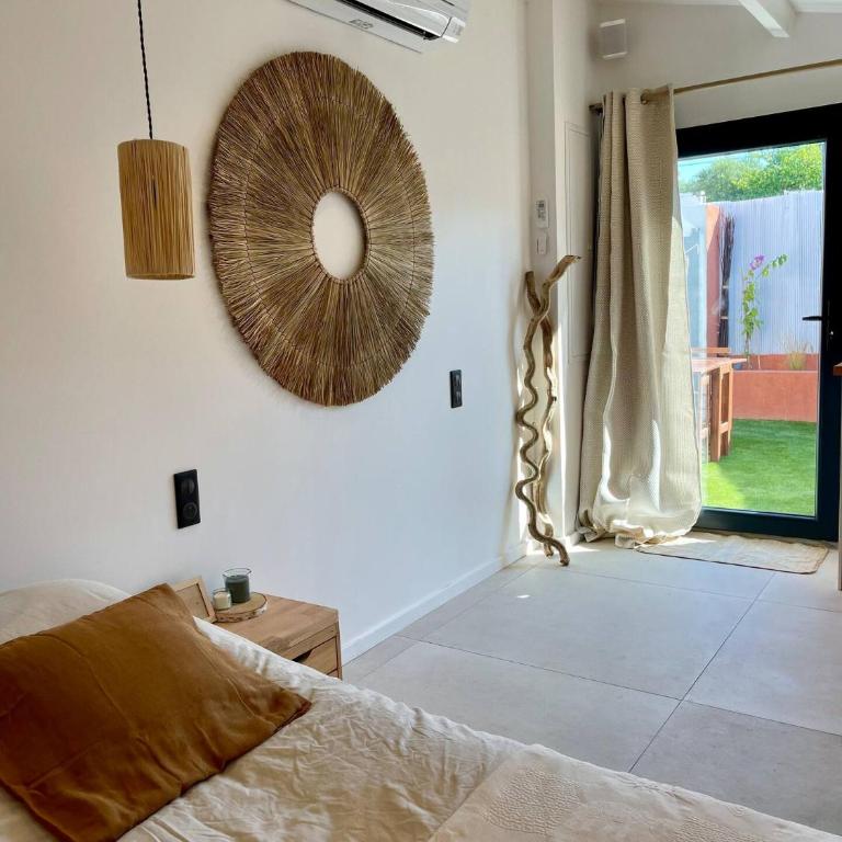 Grand studio rénové de style bohème chic, avec patio & au coeur du village - Appartement 1 Chambre - 12