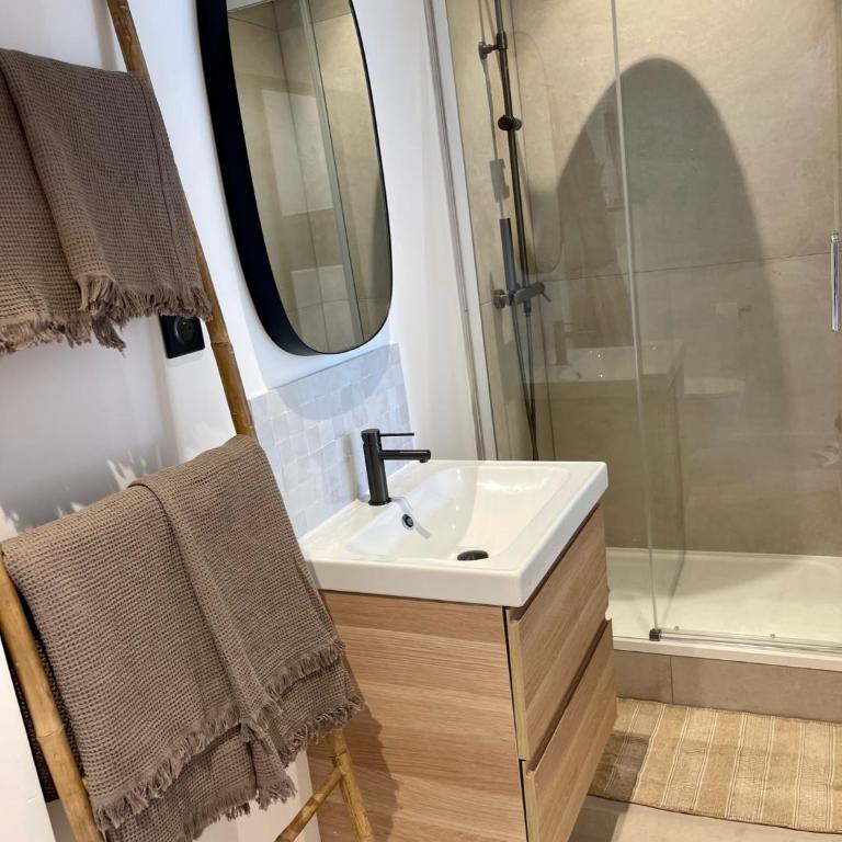 Grand studio rénové de style bohème chic, avec patio & au coeur du village - Appartement 1 Chambre - 7