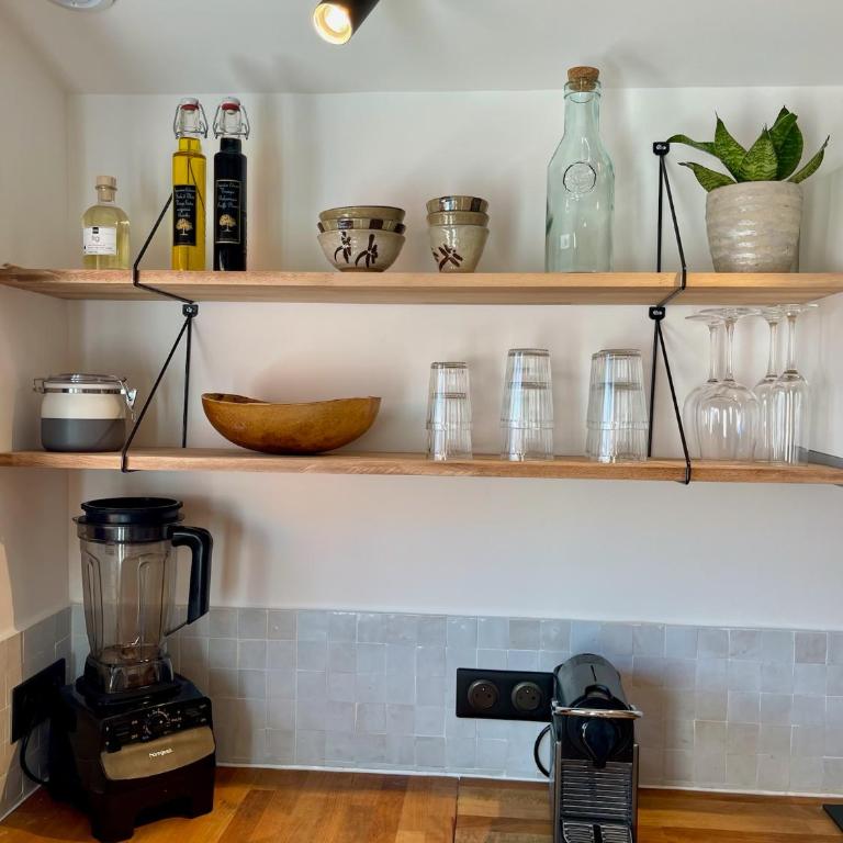 Grand studio rénové de style bohème chic, avec patio & au coeur du village - Appartement 1 Chambre - 15