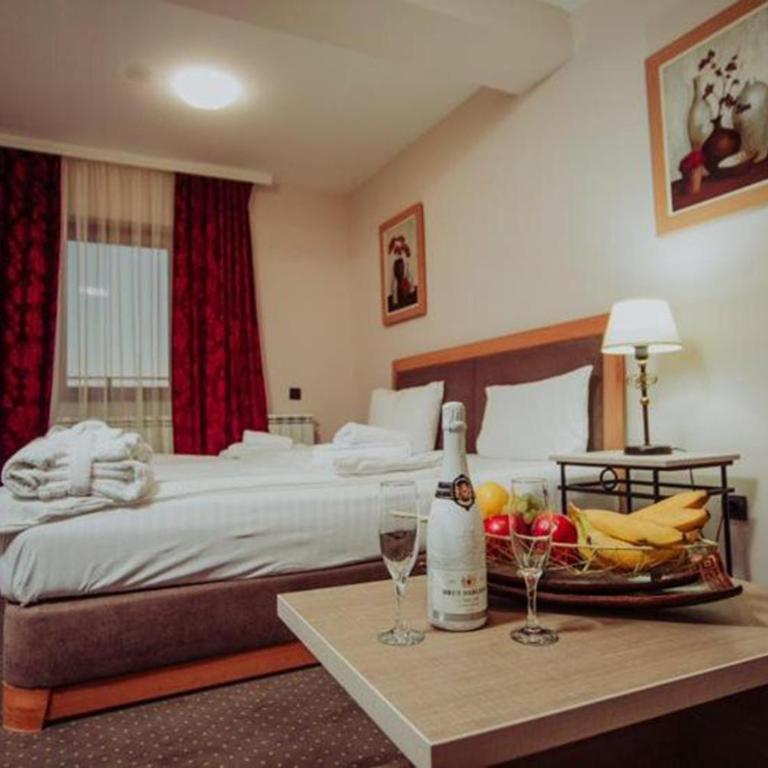 Milmari - Breakfast and pool - Triple Room with Balcony - 1