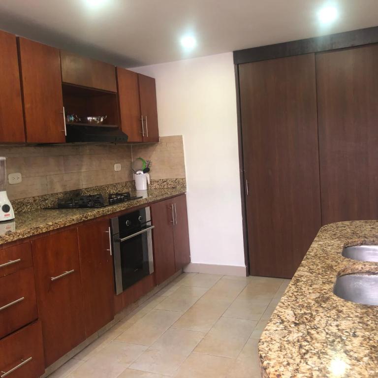 Apartamento cómodo en laureles, grande , céntrico , bien ubicado Apto303 - Apartment - 46