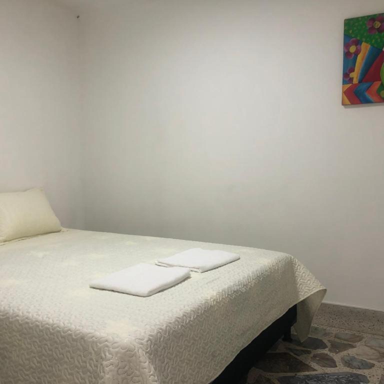 Apartamento cómodo en laureles, grande , céntrico , bien ubicado Apto303 - Apartment - 71