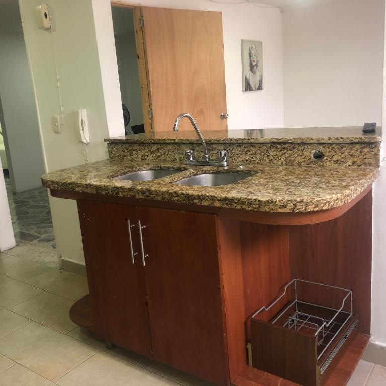 Apartamento cómodo en laureles, grande , céntrico , bien ubicado Apto303 - Apartment - 86