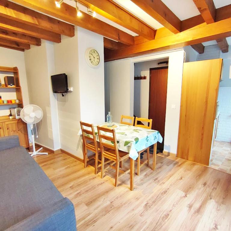 La Tanière, T2 duplex, centre Luchon, 4 personnes, wifi, 3ème étage - One-Bedroom Apartment - 9