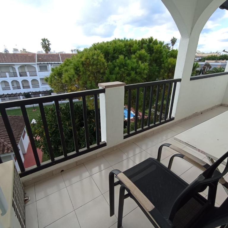 Apartamento con terraza privada y piscinas - Two-Bedroom Apartment - 3
