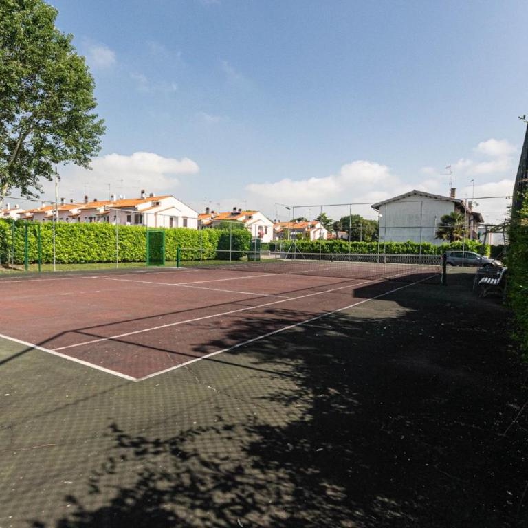 Relax in a villa with private garden - Villa - 17