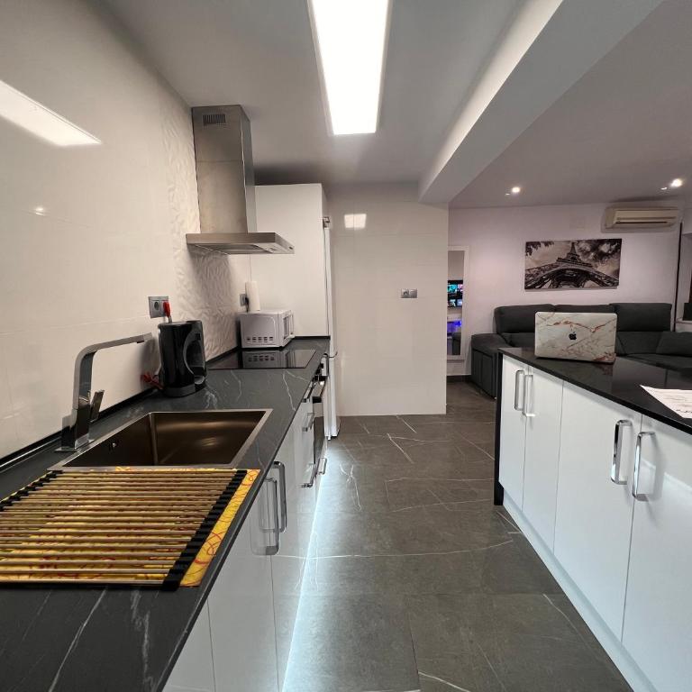 Apartamento espacioso de diseño a 3 min RENFE con Parking Privado - Apartamento de 2 dormitorios - 9