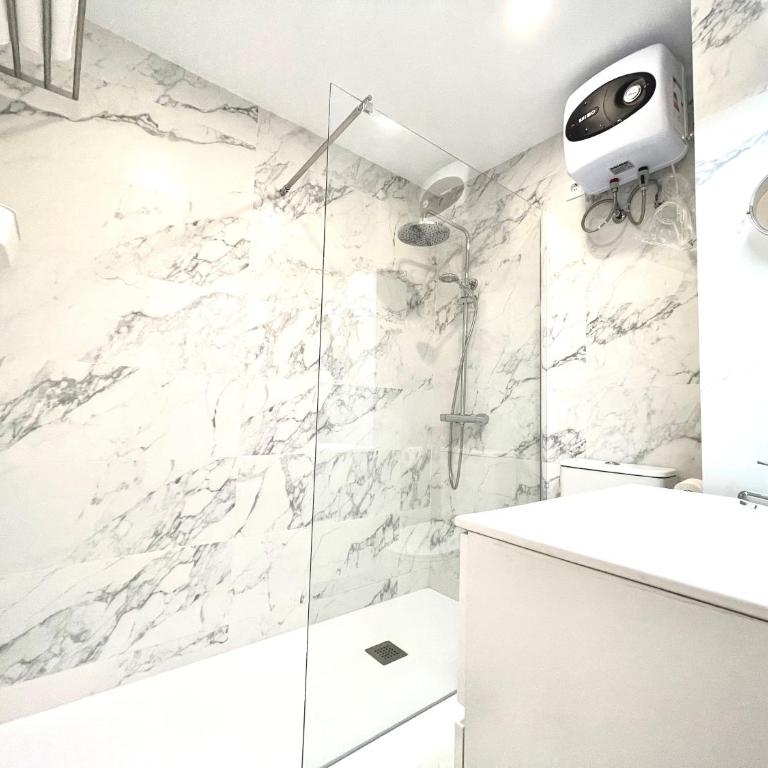 Timeless clock Apartment - Three-Bedroom Apartment - 12