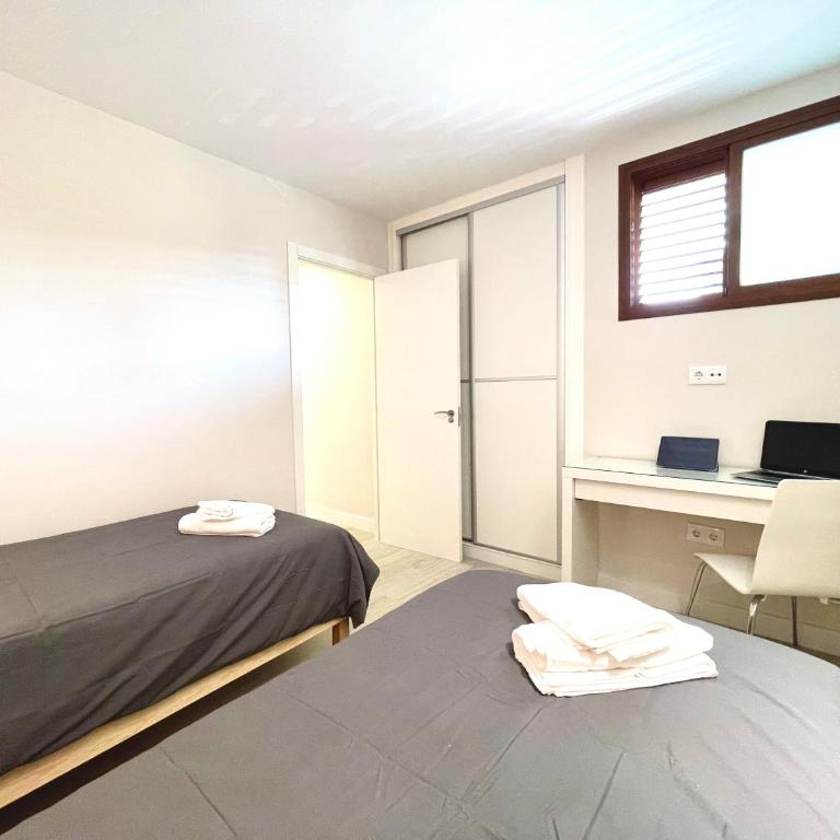 Timeless clock Apartment - Three-Bedroom Apartment - 14