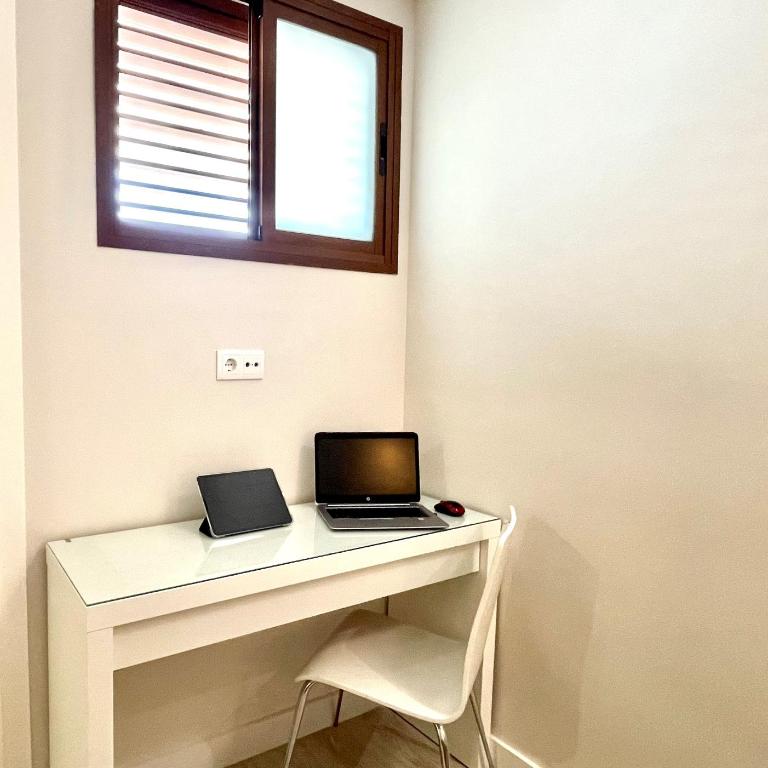 Timeless clock Apartment - Three-Bedroom Apartment - 15