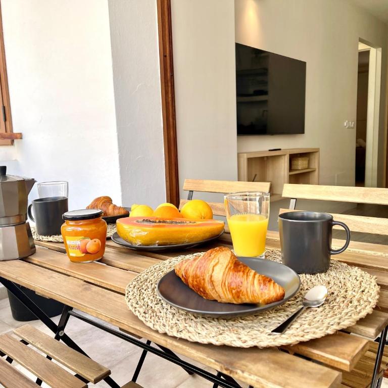 Timeless clock Apartment - Three-Bedroom Apartment - 8