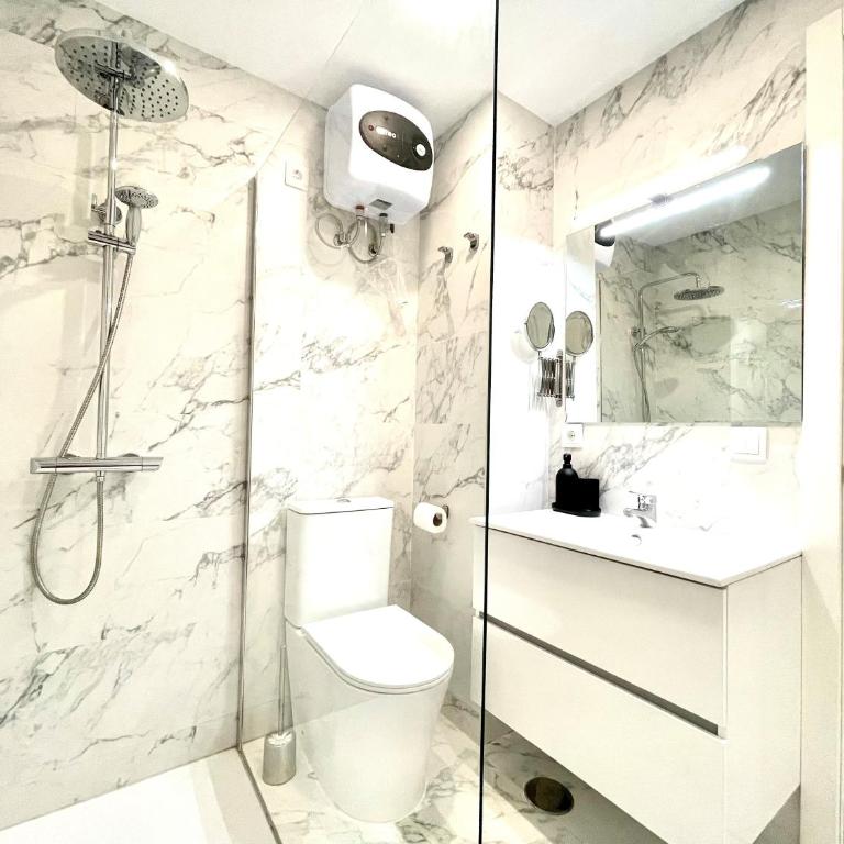 Timeless clock Apartment - Three-Bedroom Apartment - 11