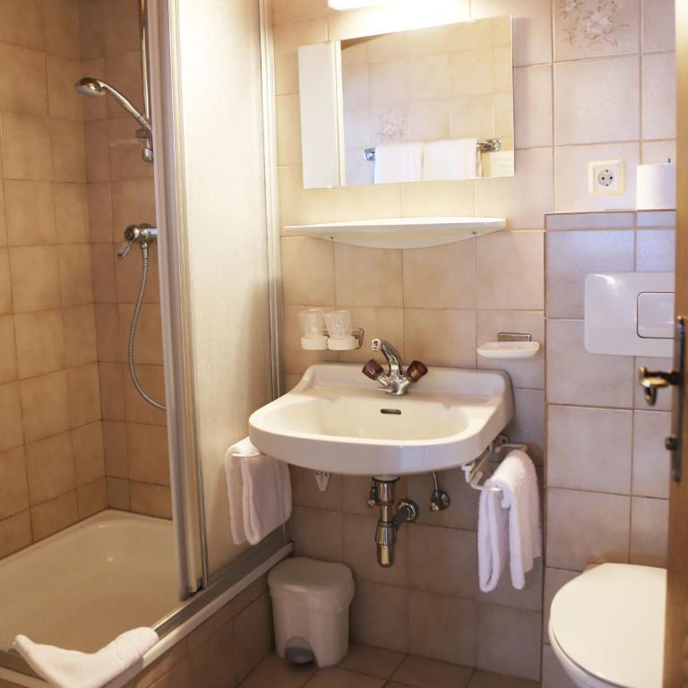 Gasthof Pension Madseiterhof - Familienzimmer mit Balkon (2 Erwachsene + 1 Kind) - 2