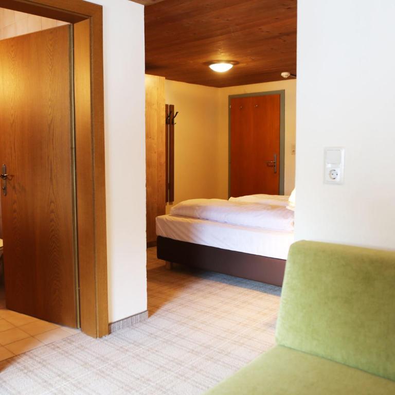 Gasthof Pension Madseiterhof - Familienzimmer mit Balkon (2 Erwachsene + 1 Kind) - 3