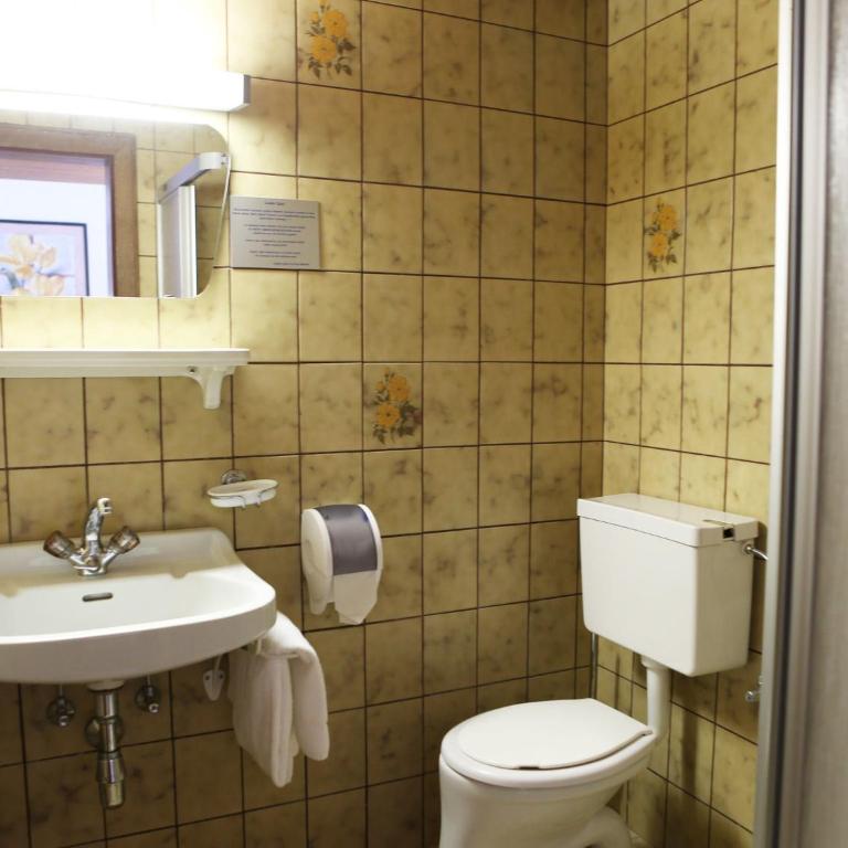 Gasthof Pension Madseiterhof - Familienzimmer mit Balkon (2 Erwachsene + 2 Kinder) - 4