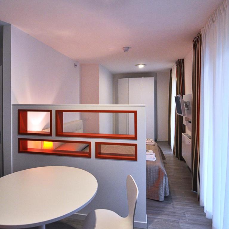 BB Hotels Aparthotel Arcimboldi - Monolocale con Balcone - 2