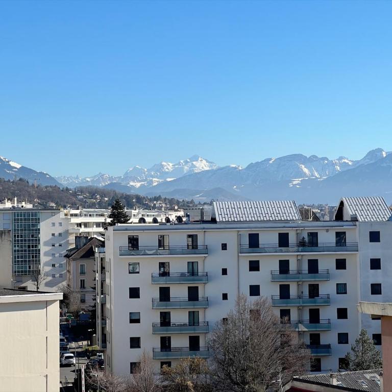 Empire New York Signature - Apartment with Mountain View - 5