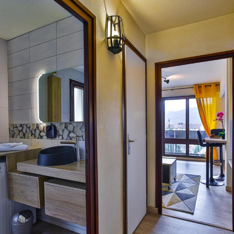 Empire New York Signature - Apartment with Mountain View - 16