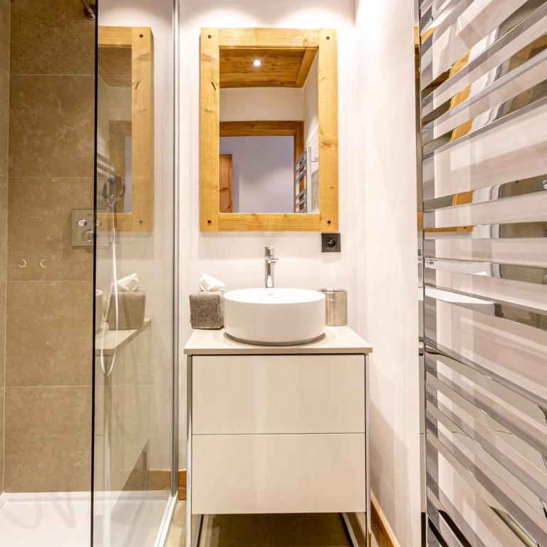 Luxueux 4 pièces avec balcon, cheminée et services conciergerie à Val-d'Isère - FR-1-694-65 - Apartment - 4