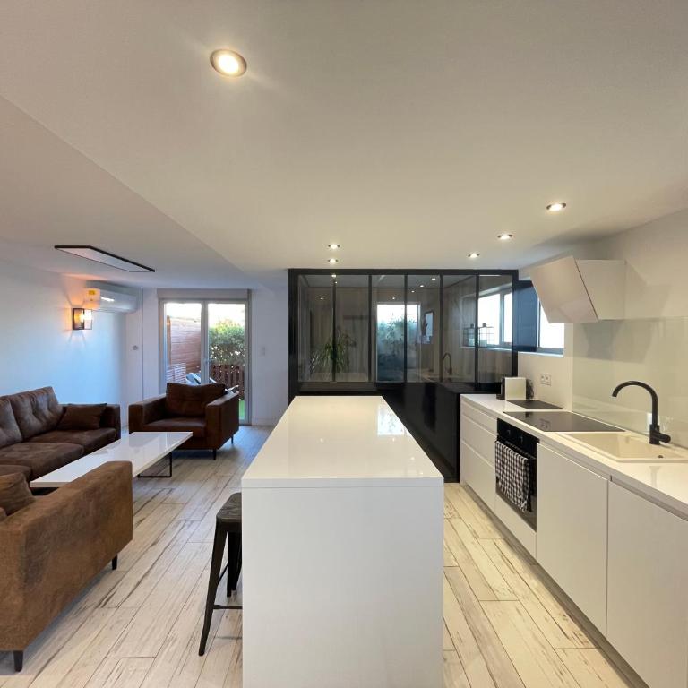 Loft red lights - One-Bedroom Apartment - 15