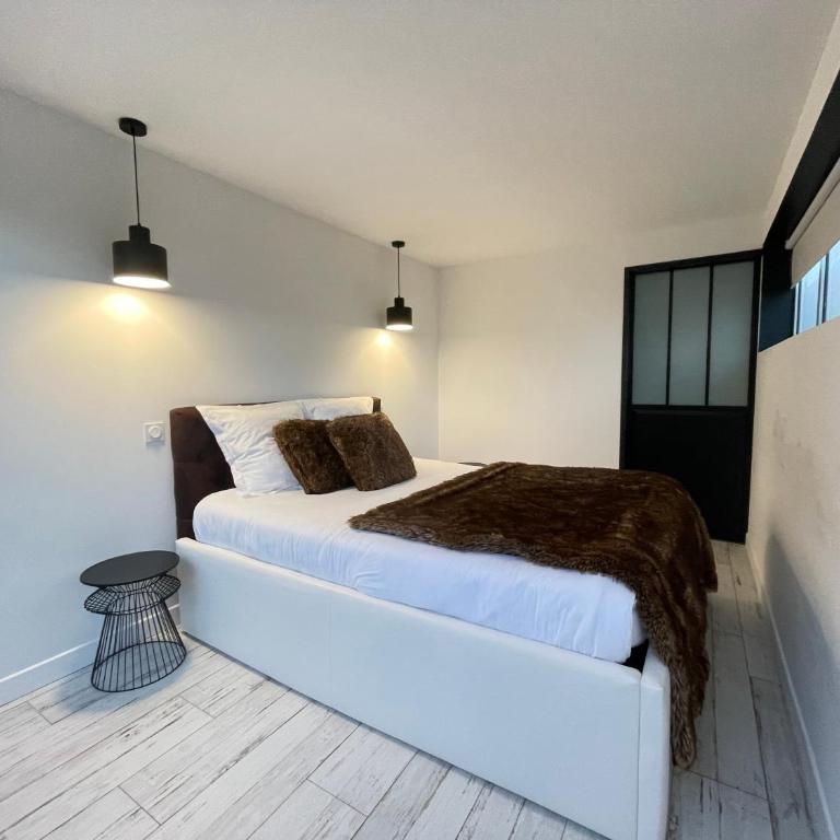 Loft red lights - One-Bedroom Apartment - 5