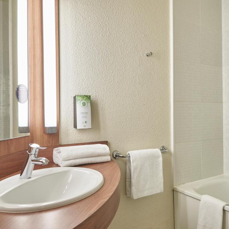 Campanile Lyon Centre - Berges du Rhône - Chambre Standard avec 3 Lits Simples - 3