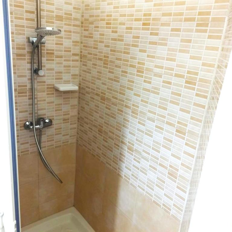B&B ONE - Triple Room with Private Bathroom - 8