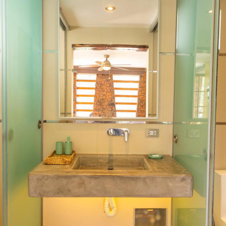 Banana's Adventure Hostel - Double Room with Private Bathroom - 4