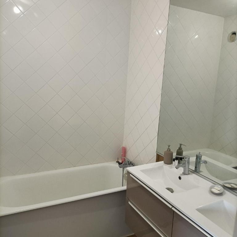 VUE MER et montagne dans parc du roy d'espagne, Up to 7 people - Apartment - 14