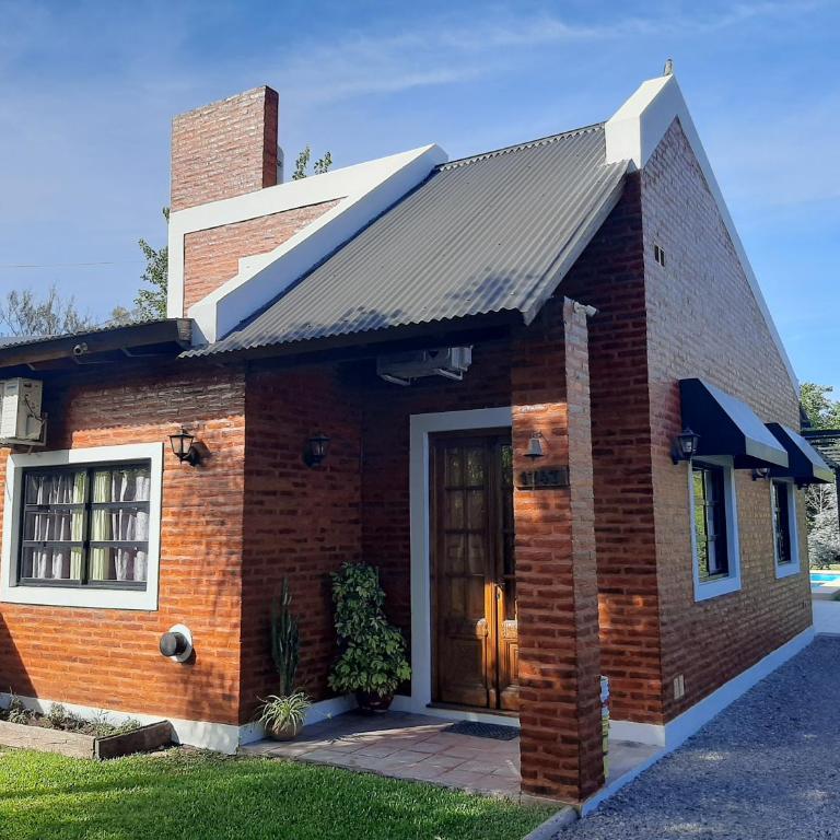 Un Lugar Encantador - Chalet con Hermoso Parque, Pileta y Solárium - Casa de 3 dormitorios - 2