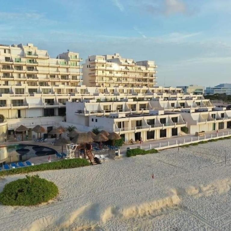 Cancun Hotel Zone, Beachfront 2 BR Apartment - Prime Location - Two-Bedroom Apartment - 24
