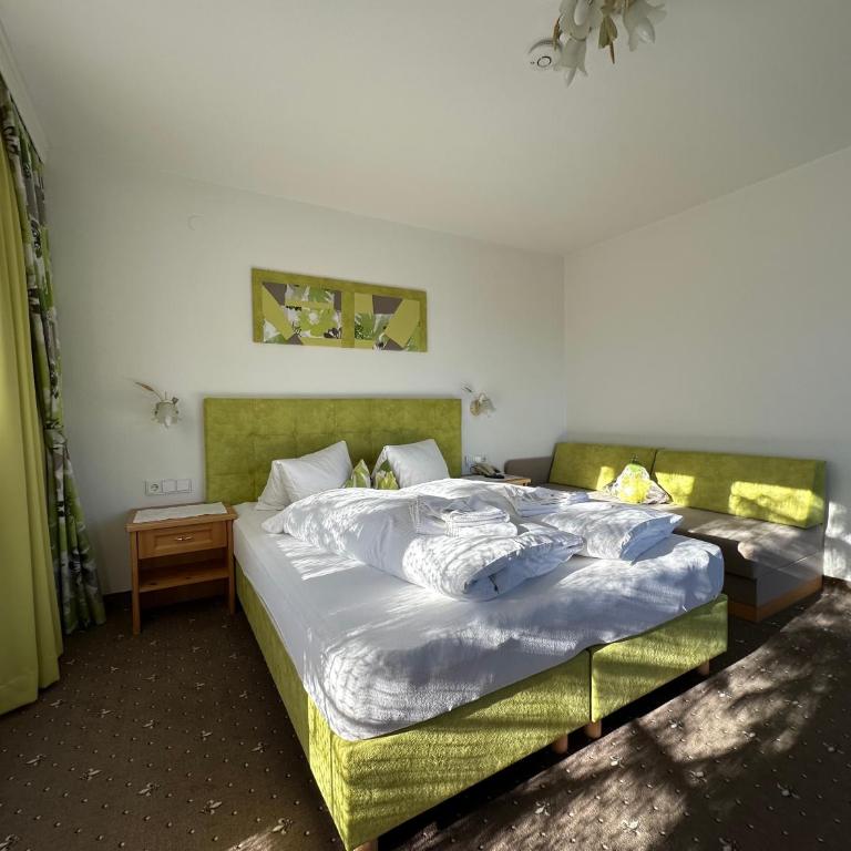 Pension Dorferwirt - Vierbettzimmer mit Bergblick - 4