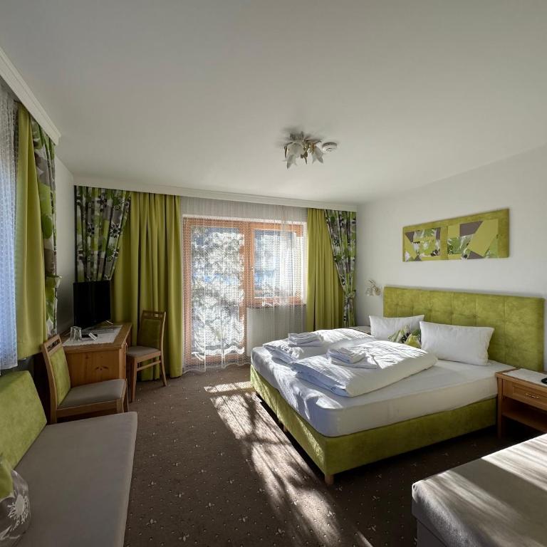 Pension Dorferwirt - Vierbettzimmer mit Bergblick - 1
