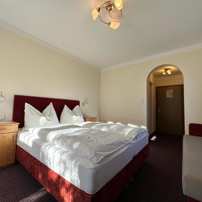 Pension Dorferwirt - Dreibettzimmer mit Bergblick - 5