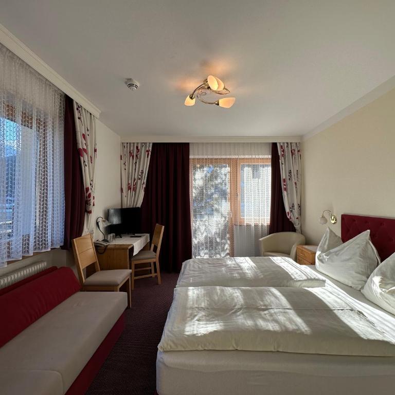 Pension Dorferwirt - Dreibettzimmer mit Bergblick - 1