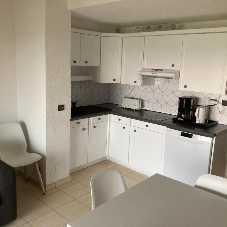 Appartement 2 chambres avec piscine face à la mer à La Coudouliere - Two-Bedroom Apartment - 16