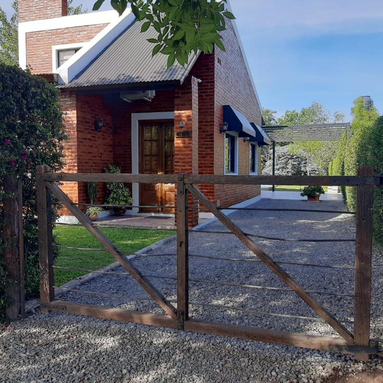 Un Lugar Encantador - Chalet con Hermoso Parque, Pileta y Solárium - Casa de 3 dormitorios - 1