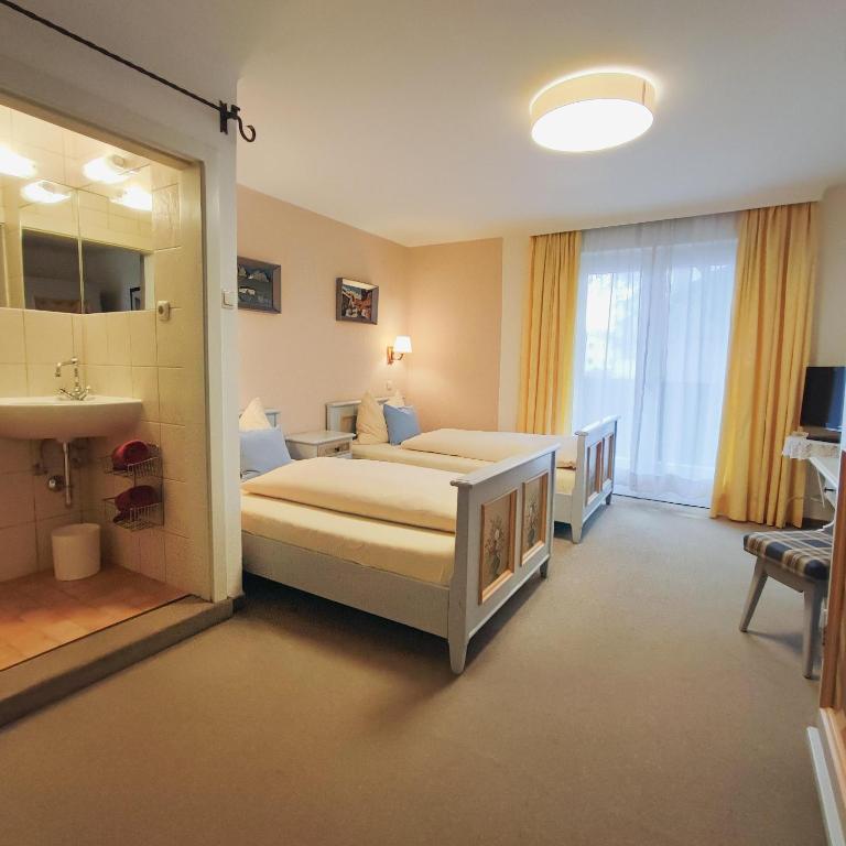Koller, Pension Haus - Doppel- oder Zweibettzimmer mit Badewanne - 11