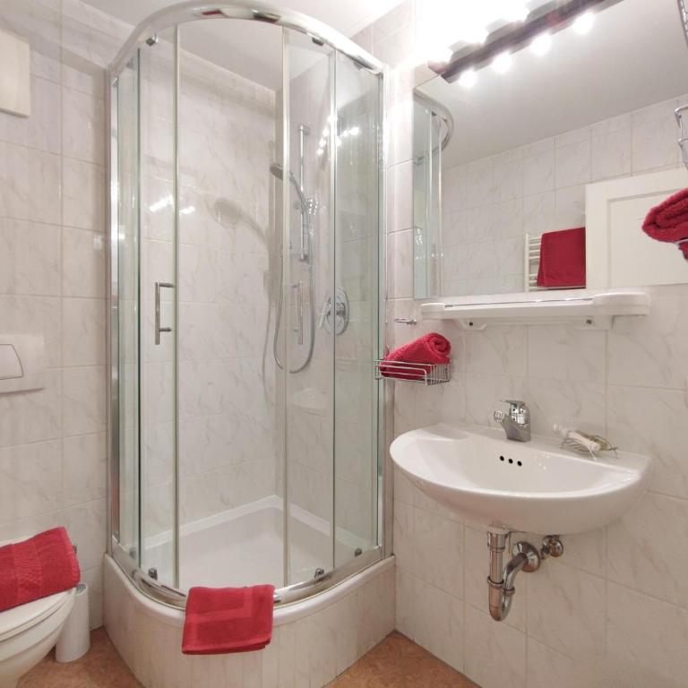 Koller, Pension Haus - Economy Doppelzimmer mit Badewanne - 7