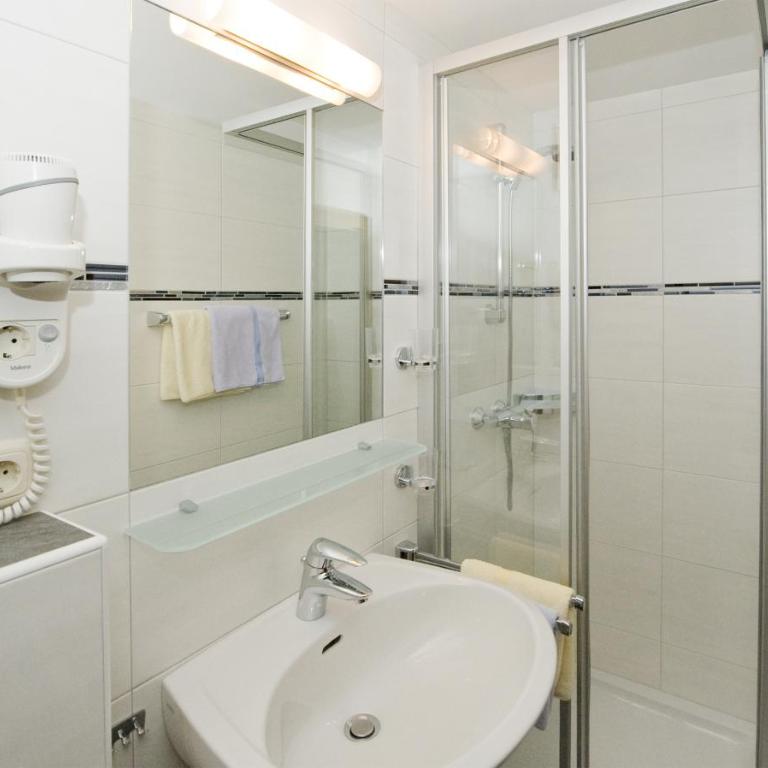 Pension Riedlsperger - Doppelzimmer mit Balkon - 10